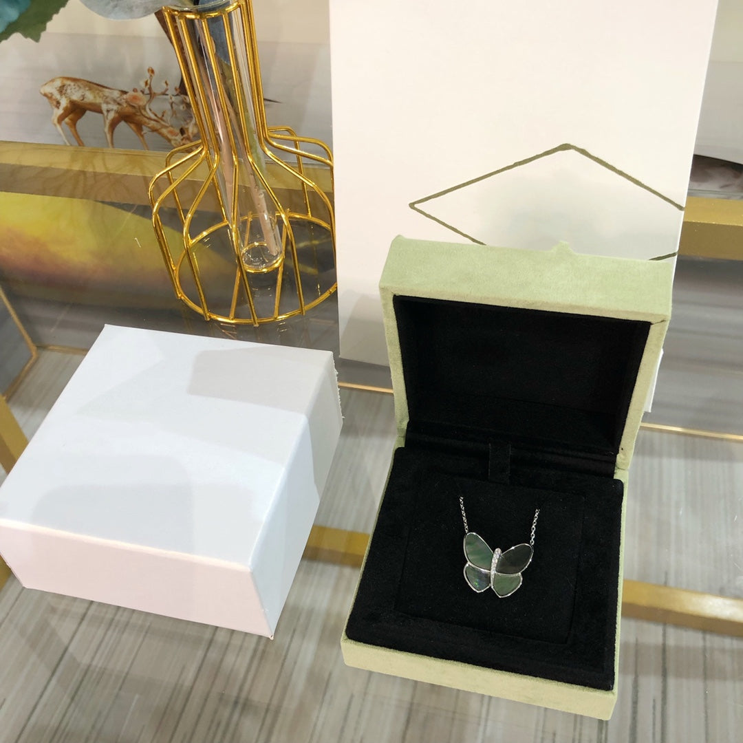 [Windsor Jewelry]LARGE BUTTERFLY SILVER PENDANT DIAMOND NECKLACE