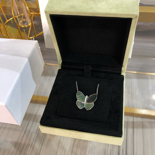 [Windsor Jewelry]LARGE BUTTERFLY SILVER PENDANT DIAMOND NECKLACE