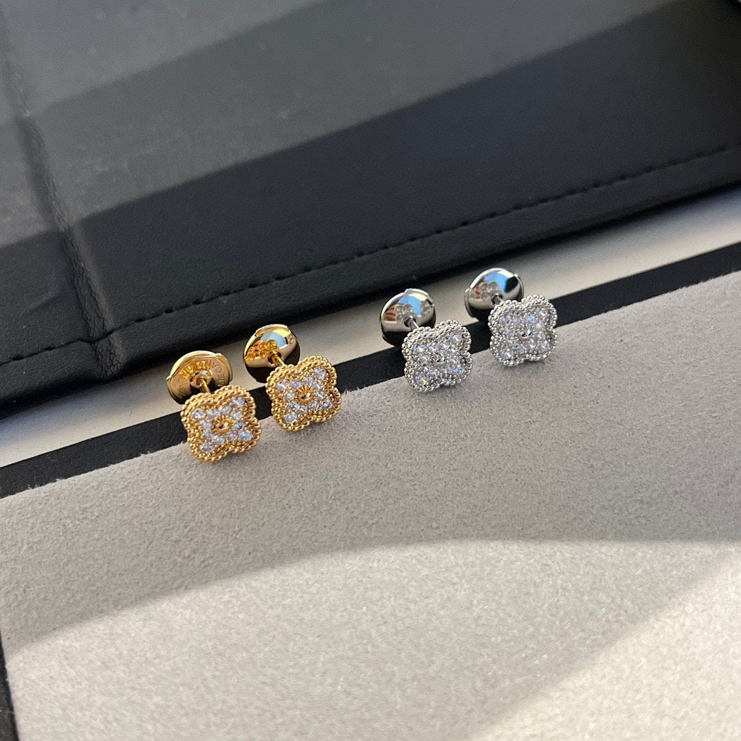 [Windsor Jewelry]CLOVER MINI DIAMOND STUD EARRINGS