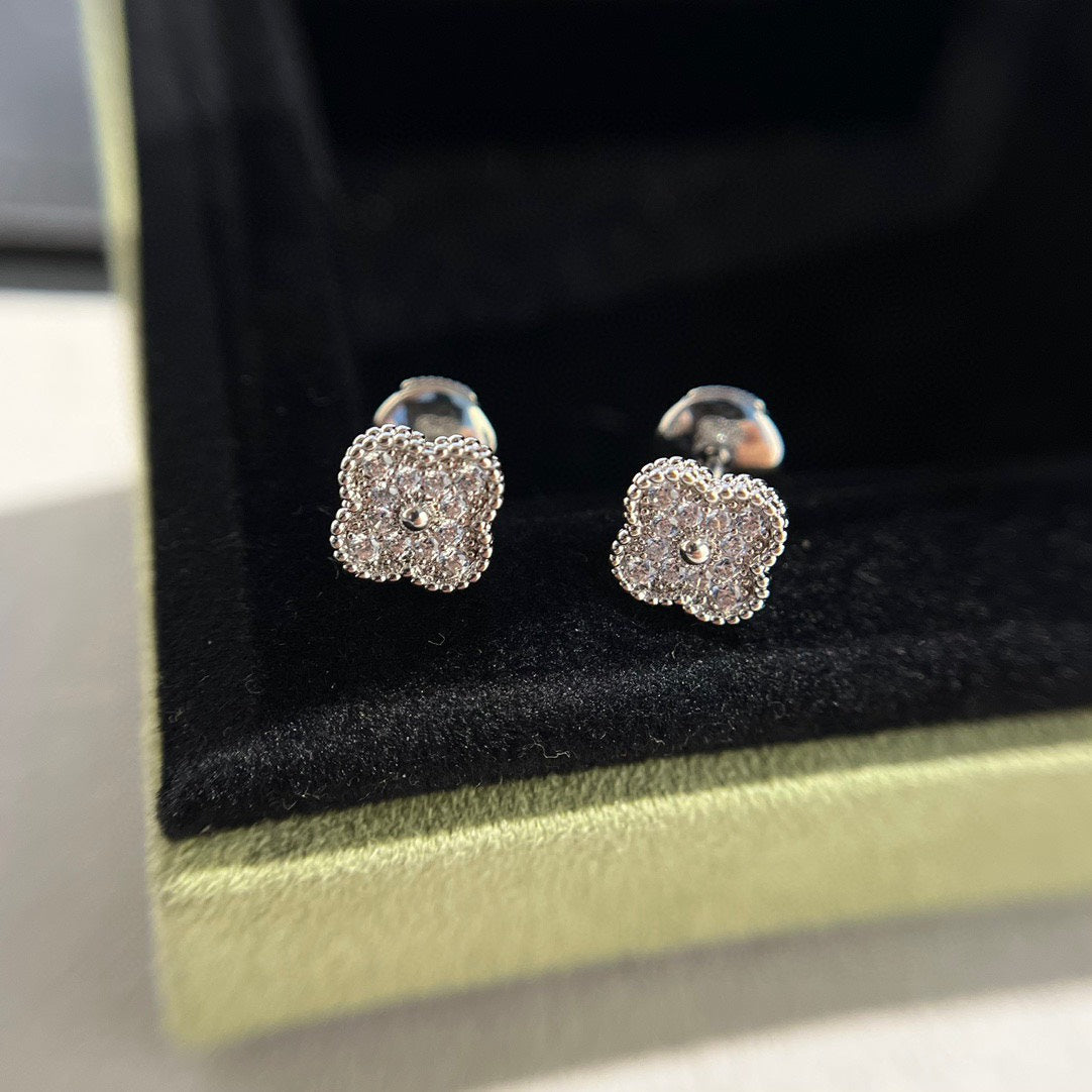 [Windsor Jewelry]CLOVER MINI DIAMOND STUD EARRINGS