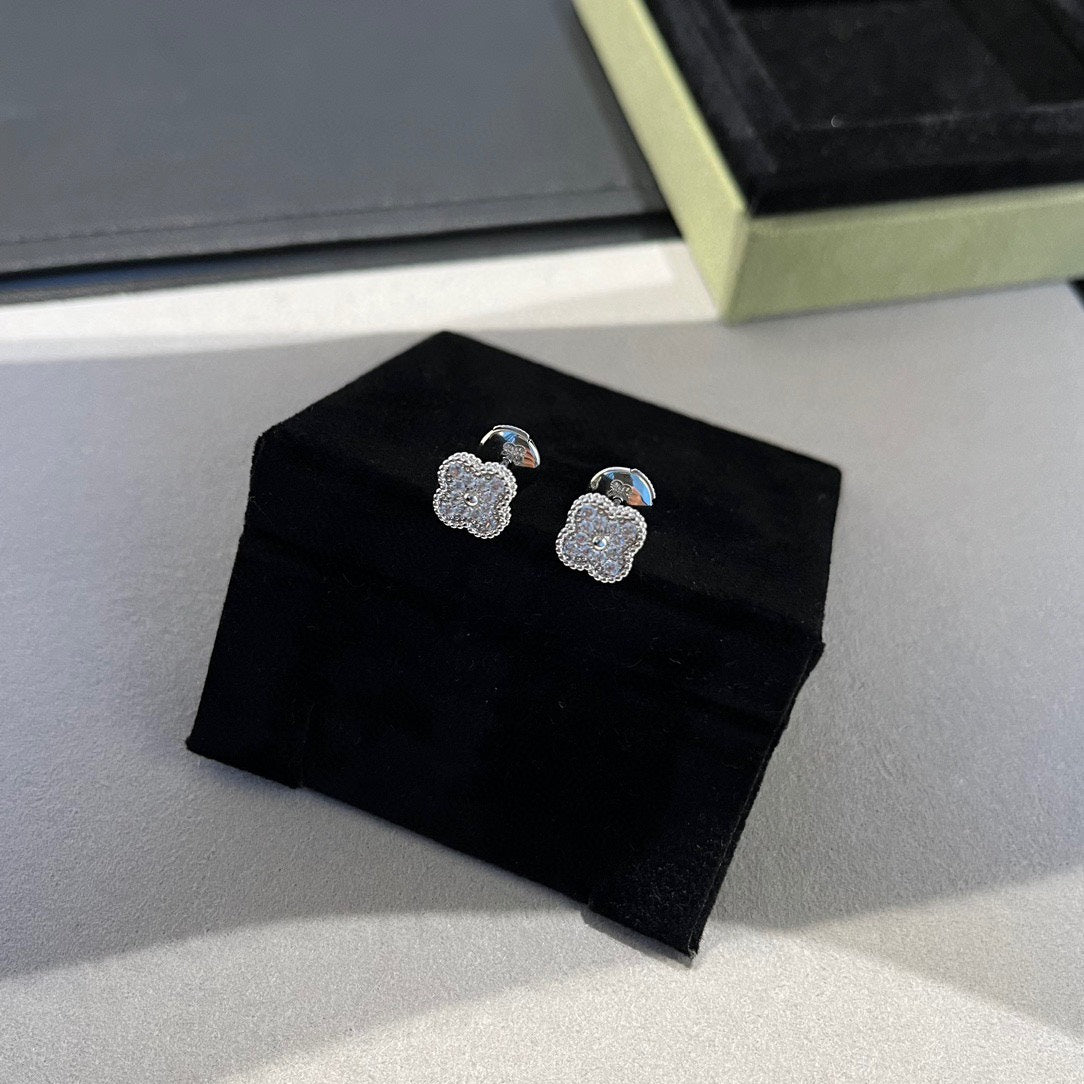 [Windsor Jewelry]CLOVER MINI DIAMOND STUD EARRINGS