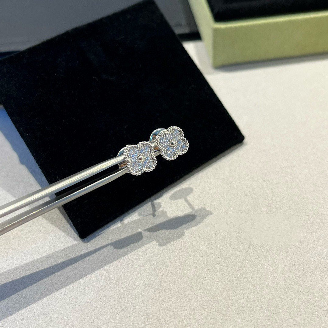 [Windsor Jewelry]CLOVER MINI DIAMOND STUD EARRINGS